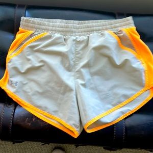 Khaki under armor short with built in